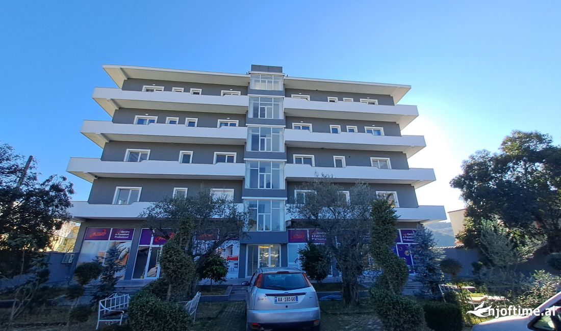 Shitet Hotel 5 kat dhe karburant (Vaqarr)