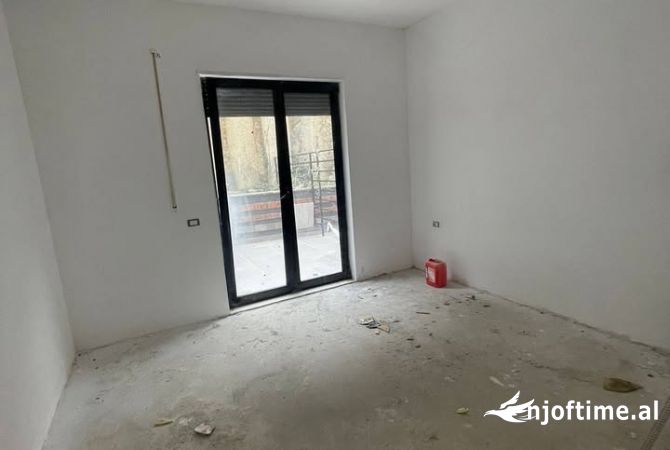 Shtepi ne shitje Apartament ne Tirane, 1+1, Mobilimi Bosh, pa mobiluar, Pagesa 110,000  Euro.