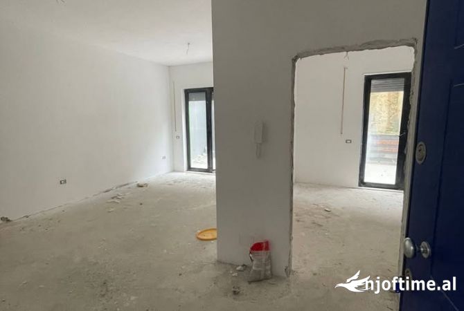 Shtepi ne shitje Apartament ne Tirane, 1+1, Mobilimi Bosh, pa mobiluar, Pagesa 110,000  Euro.