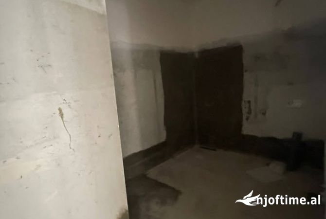 Shtepi ne shitje Apartament ne Tirane, 1+1, Mobilimi Bosh, pa mobiluar, Pagesa 110,000  Euro.