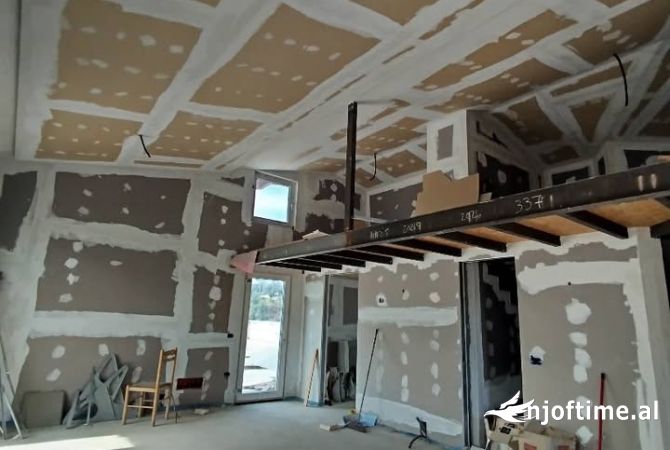 Shtepi ne shitje Penthose(kati i fundit panoramik) ne Tirane, 2+1, Mobilimi Bosh, pa mobiluar, Pagesa 220,000  Euro.