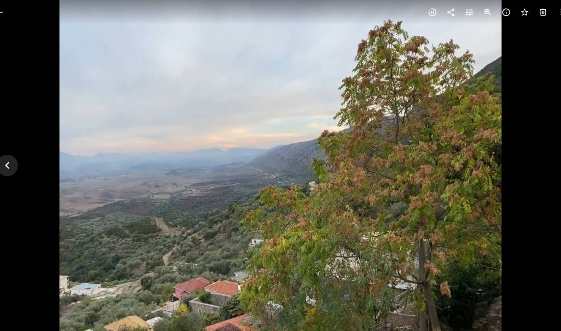 Une do te blej nje shtepi ne fshat.