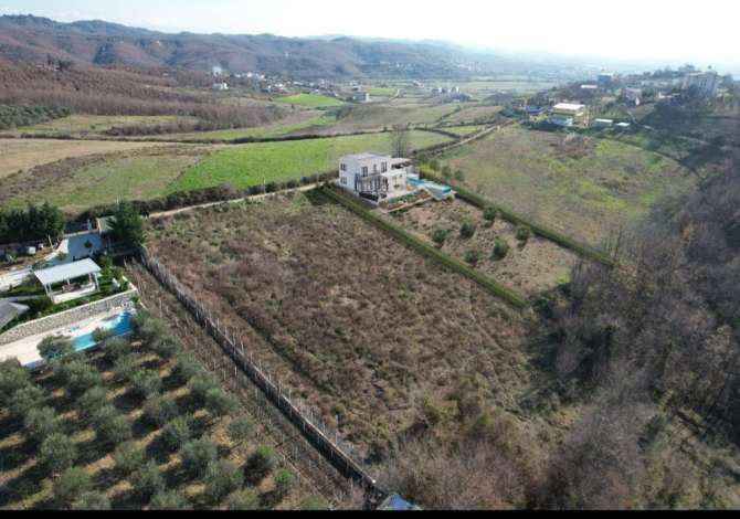 Truall ose Toke ne Durres - 50,000 Euro