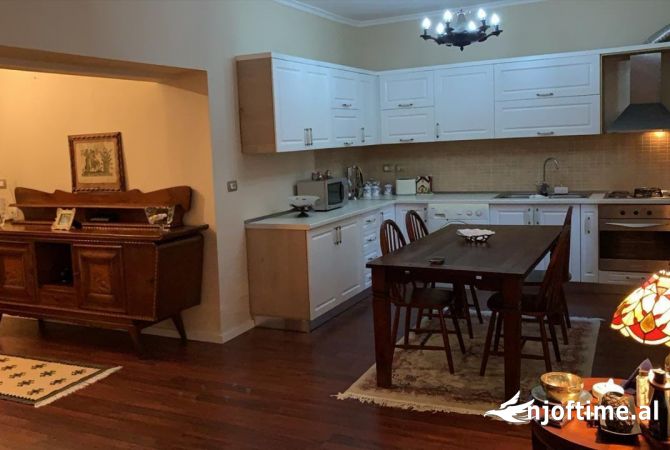 Appartamento in vendita a Tirana 4+1, Arredato