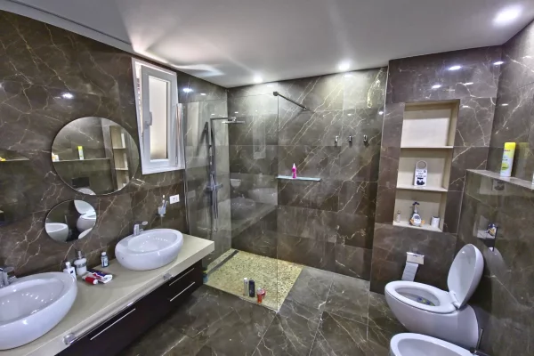 Shtepi me qera Vila Luksoze ne Tirane, 6+1, Mobilimi E mobiluar, Pagesa 2,600  Euro.