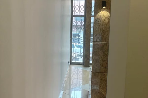 Jepet me qera dyqan prane sheshit Willson
