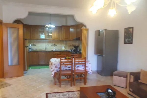Shtepi me qera Apartament ne Tirane, 2+1, Mobilimi E mobiluar, Pagesa 650  Euro.