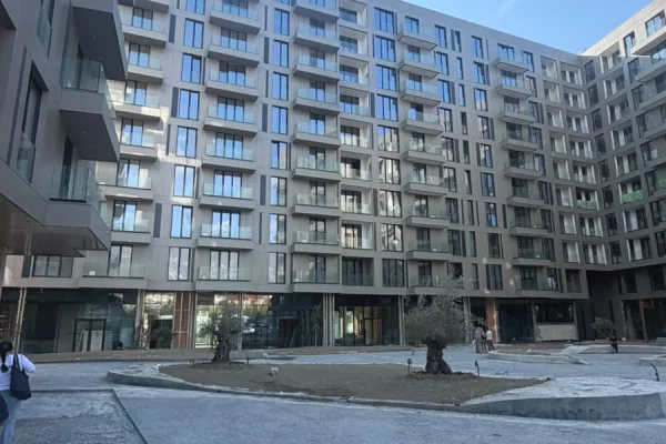 Shtepi ne shitje Apartament ne Tirane, 2+1, Mobilimi Bosh, pa mobiluar, Pagesa 270,000  Euro.