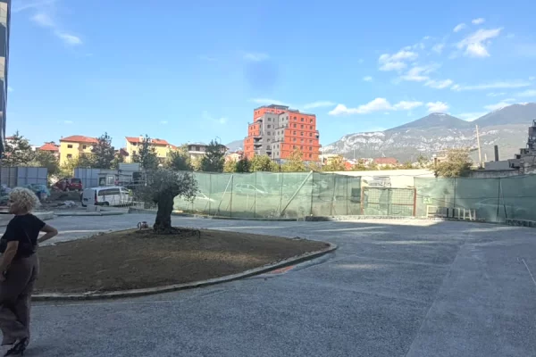 Shtepi ne shitje Apartament ne Tirane, 2+1, Mobilimi Bosh, pa mobiluar, Pagesa 270,000  Euro.