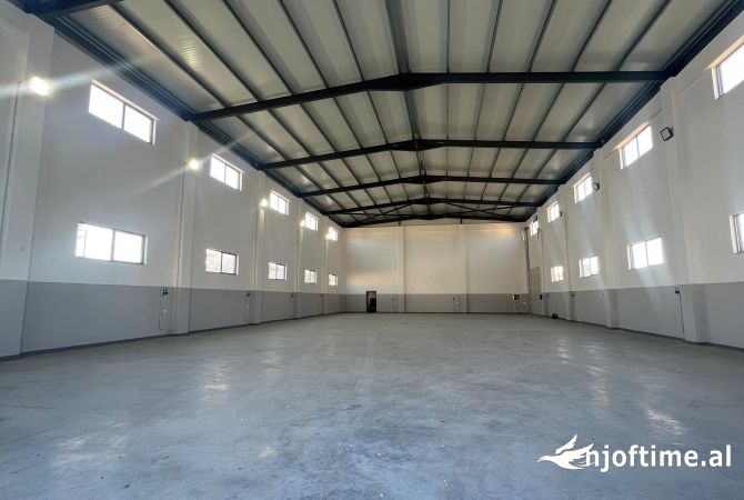 Ambiente Commerciale in Affitto 4+1 a Durazzo - 2,001 Euro