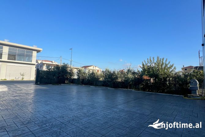 Ambiente Commerciale in Affitto 4+1 a Durazzo - 2,001 Euro