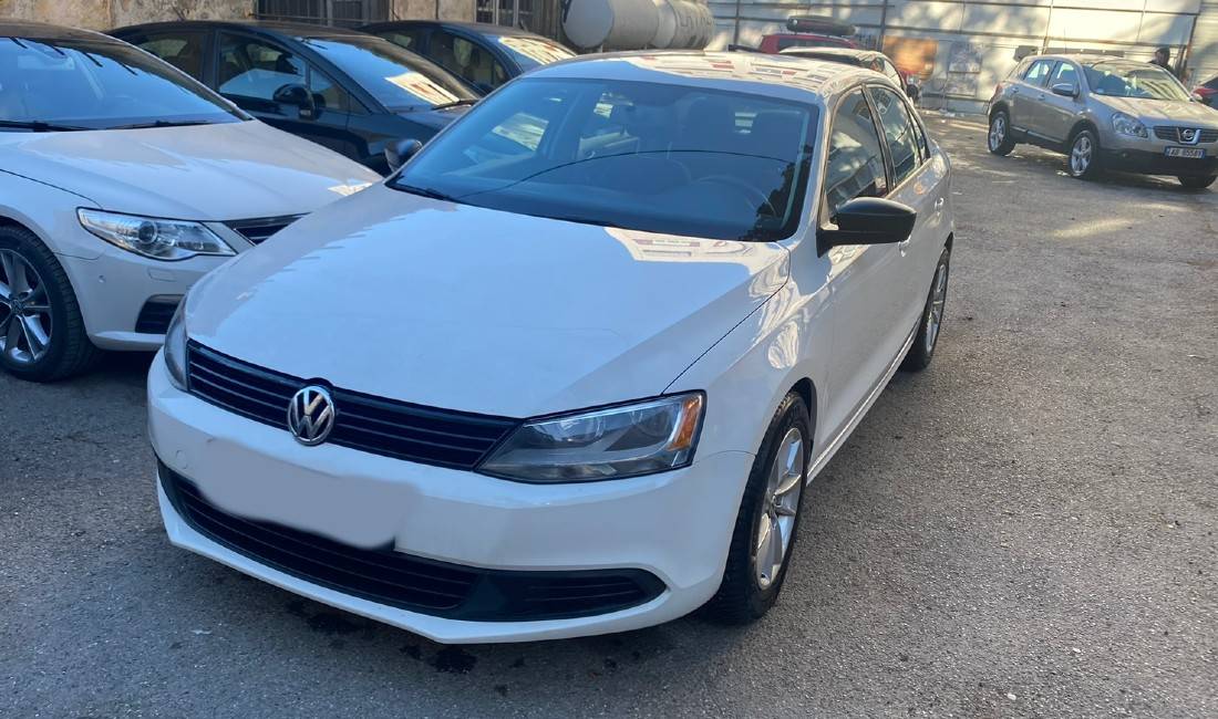  Jepet me qera Makina Volkswagen Jetta duke filluar nga 60 euro ne dite