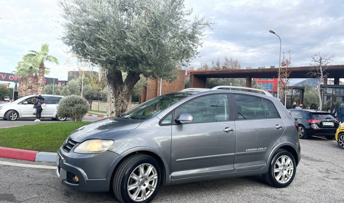 Jepet me qera Makina Volkswagen Golf Plus Cross duke filluar nga 30 euro ne dite