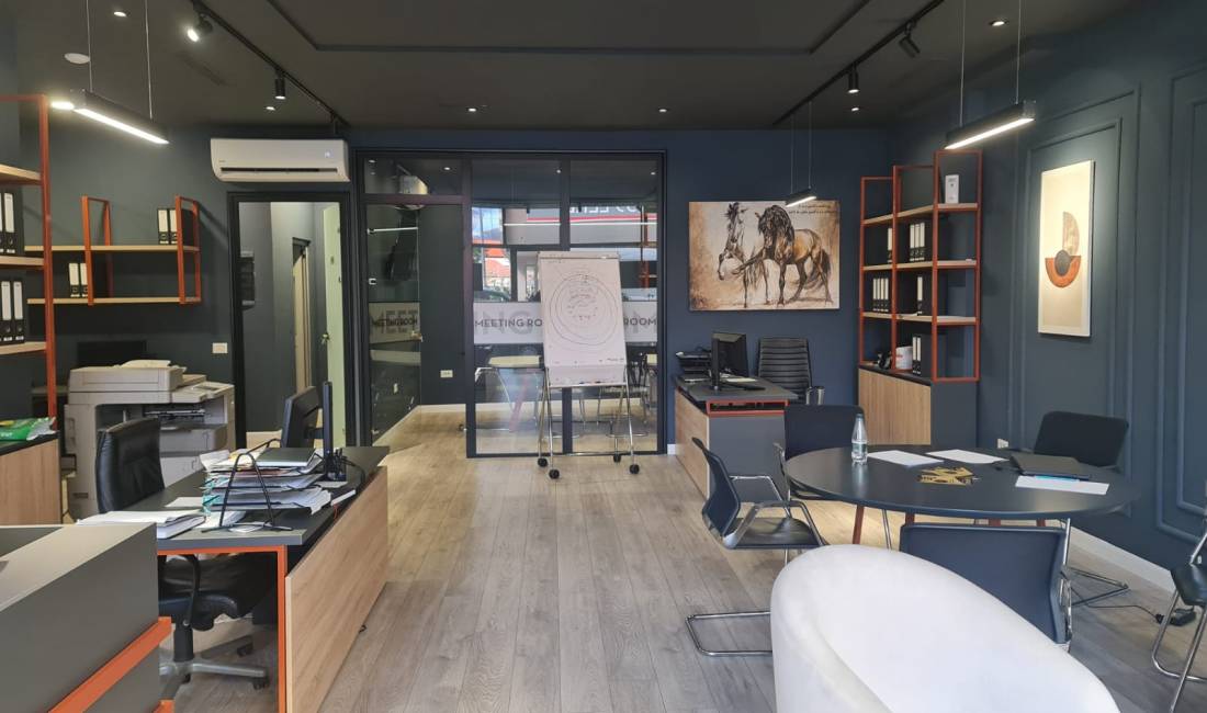 Komuna e Parisit, Tek Qendra KRISTAL, Shitet Dyqan