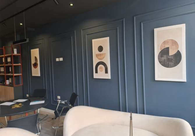 Komuna e Parisit, Tek Qendra KRISTAL, Shitet Dyqan