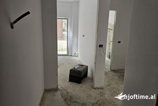 Shtepi ne shitje Apartament ne Tirane, 1+1, Mobilimi Bosh, pa mobiluar, Pagesa 169,000  Euro.
