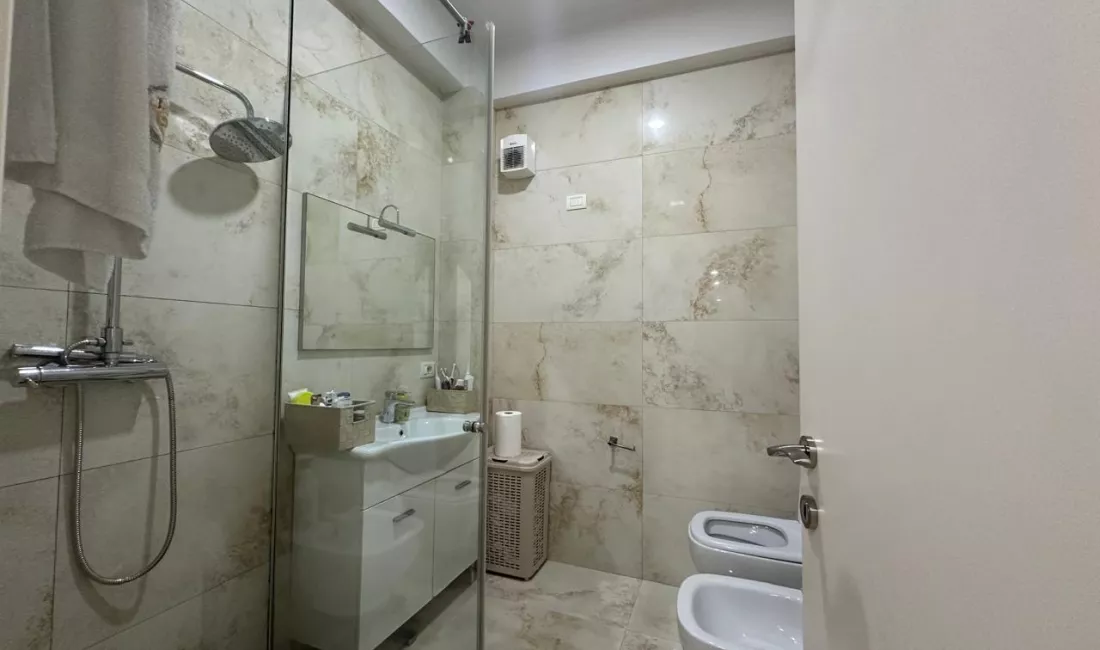 Shtepi ne shitje Apartament ne Tirane, 2+1, Mobilimi E mobiluar, Pagesa 160,000  Euro.