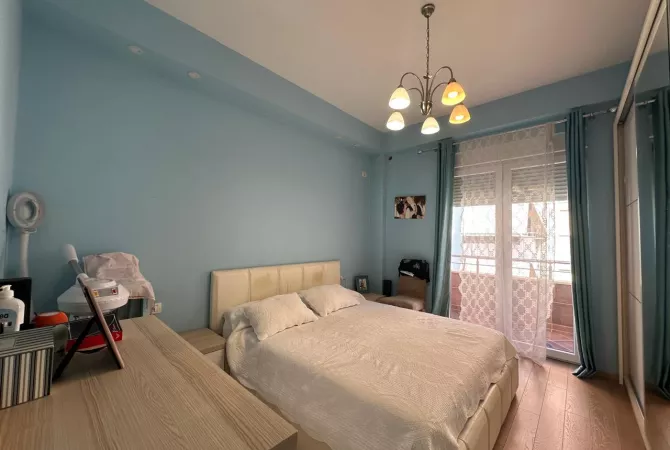 Shtepi ne shitje Apartament ne Tirane, 2+1, Mobilimi E mobiluar, Pagesa 160,000  Euro.