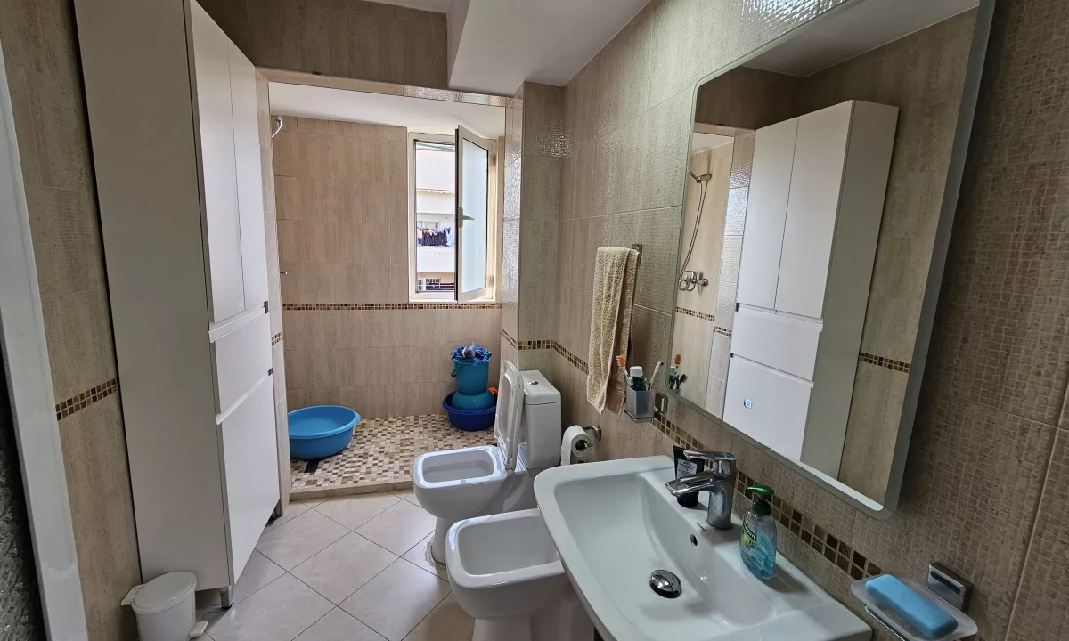 Shtepi ne shitje Apartament ne Tirane, 1+1, Mobilimi E mobiluar, Pagesa 98,000  Euro.