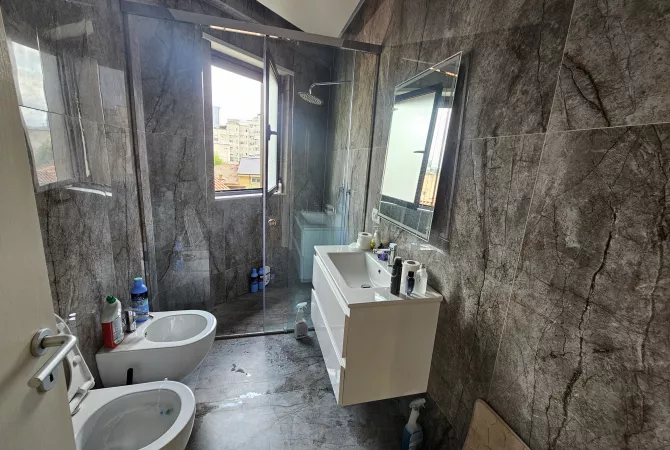 Shtepi ne shitje Apartament ne Tirane, 2+1, Mobilimi E mobiluar, Pagesa 365,000  Euro.