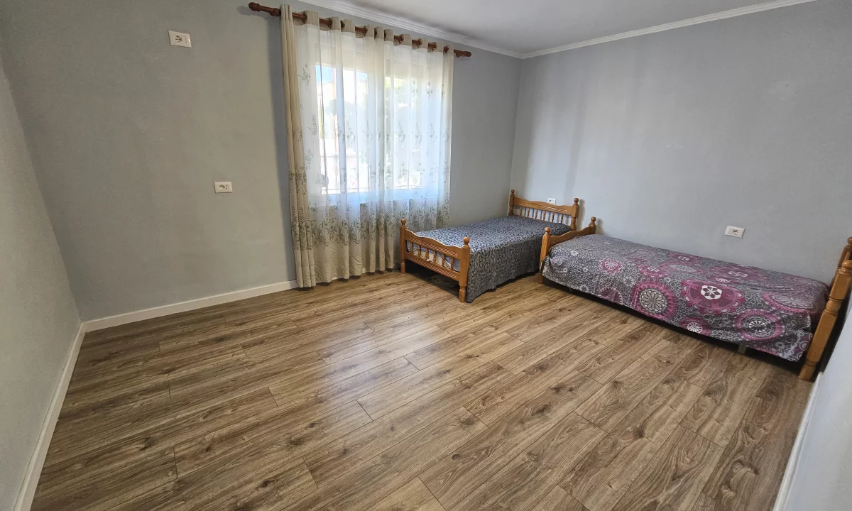 Shtepi ne shitje Apartament ne Tirane, 2+1, Mobilimi Bosh, pa mobiluar, Pagesa 130,000  Euro.