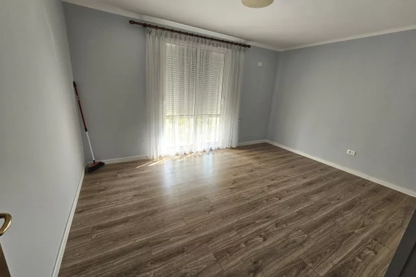 Shtepi ne shitje Apartament ne Tirane, 2+1, Mobilimi Bosh, pa mobiluar, Pagesa 130,000  Euro.