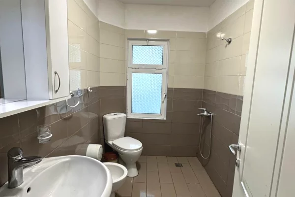 Shtepi ne shitje Apartament ne Tirane, 2+1, Mobilimi E mobiluar, Pagesa 135,000  Euro.