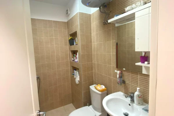 Shtepi ne shitje Apartament ne Tirane, 2+1, Mobilimi E mobiluar, Pagesa 130,000  Euro.