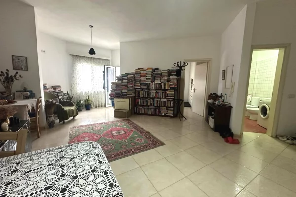 Shtepi ne shitje Apartament ne Tirane, 1+1, Mobilimi Pjeserisht e mobiluar, Pagesa 98,000  Euro.