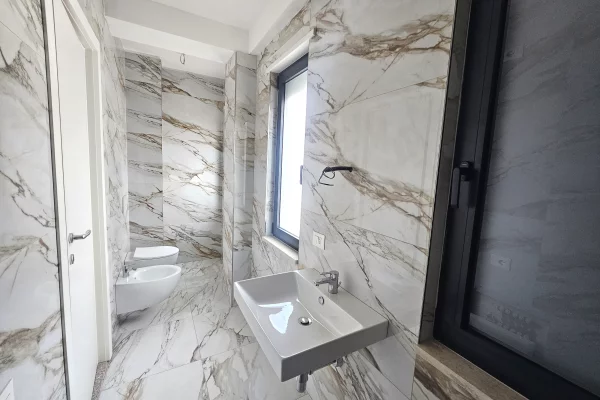 Shtepi ne shitje Apartament ne Tirane, 3+1, Mobilimi Bosh, pa mobiluar, Pagesa 386,400  Euro.