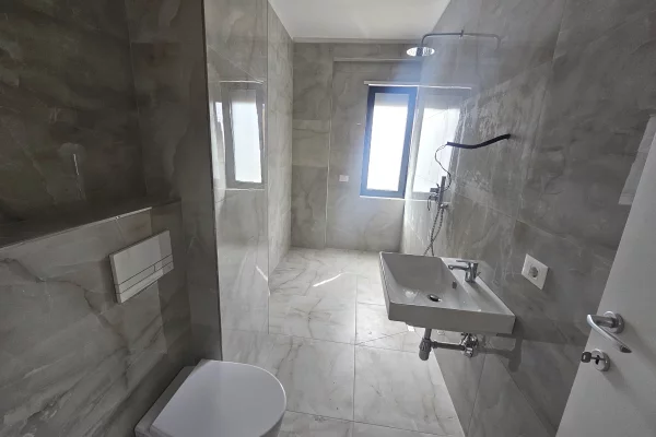 Shtepi ne shitje Apartament ne Tirane, 3+1, Mobilimi Bosh, pa mobiluar, Pagesa 386,400  Euro.