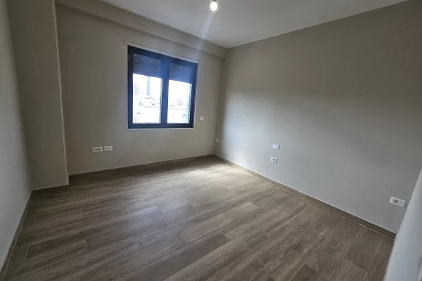 Shtepi ne shitje Apartament ne Tirane, 3+1, Mobilimi Bosh, pa mobiluar, Pagesa 386,400  Euro.