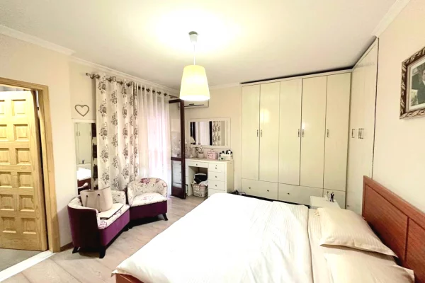 Shtepi ne shitje Apartament ne Tirane, 2+1, Mobilimi E mobiluar, Pagesa 190,000  Euro.
