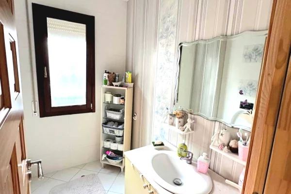 Shtepi ne shitje Apartament ne Tirane, 2+1, Mobilimi E mobiluar, Pagesa 190,000  Euro.