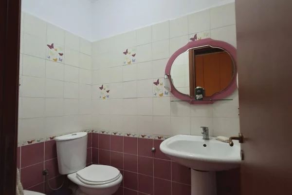 Shtepi ne shitje Apartament ne Tirane, 3+1, Mobilimi Pjeserisht e mobiluar, Pagesa 185,000  Euro.