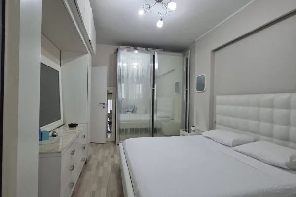 Shtepi ne shitje Apartament ne Tirane, 2+1, Mobilimi E mobiluar, Pagesa 340,000  Euro.