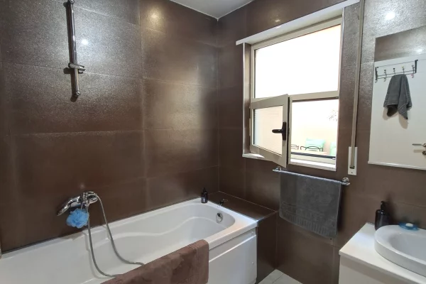 Shtepi ne shitje Apartament ne Tirane, 2+1, Mobilimi E mobiluar, Pagesa 340,000  Euro.
