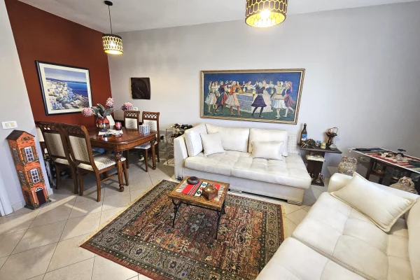 Shtepi ne shitje Apartament ne Tirane, 2+1, Mobilimi E mobiluar, Pagesa 180,000  Euro.