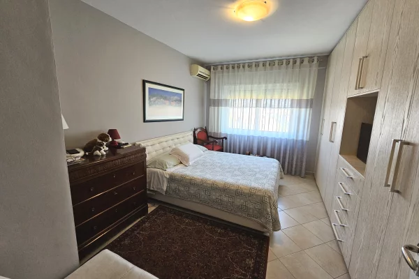 Shtepi ne shitje Apartament ne Tirane, 2+1, Mobilimi E mobiluar, Pagesa 180,000  Euro.