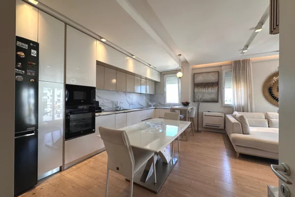 Shtepi ne shitje Apartament ne Tirane, 3+1, Mobilimi E mobiluar, Pagesa 350,000  Euro.