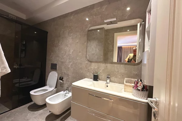 Shtepi ne shitje Apartament ne Tirane, 3+1, Mobilimi E mobiluar, Pagesa 350,000  Euro.