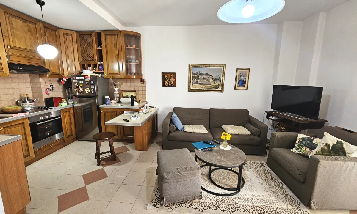 Shtepi ne shitje Apartament ne Tirane, 2+1, Mobilimi E mobiluar, Pagesa 230,000  Euro.