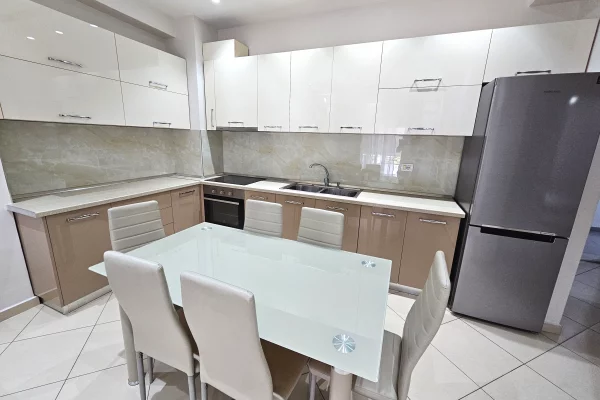 Shtepi me qera Apartament ne Tirane, 2+1, Mobilimi E mobiluar, Pagesa 600  Euro.