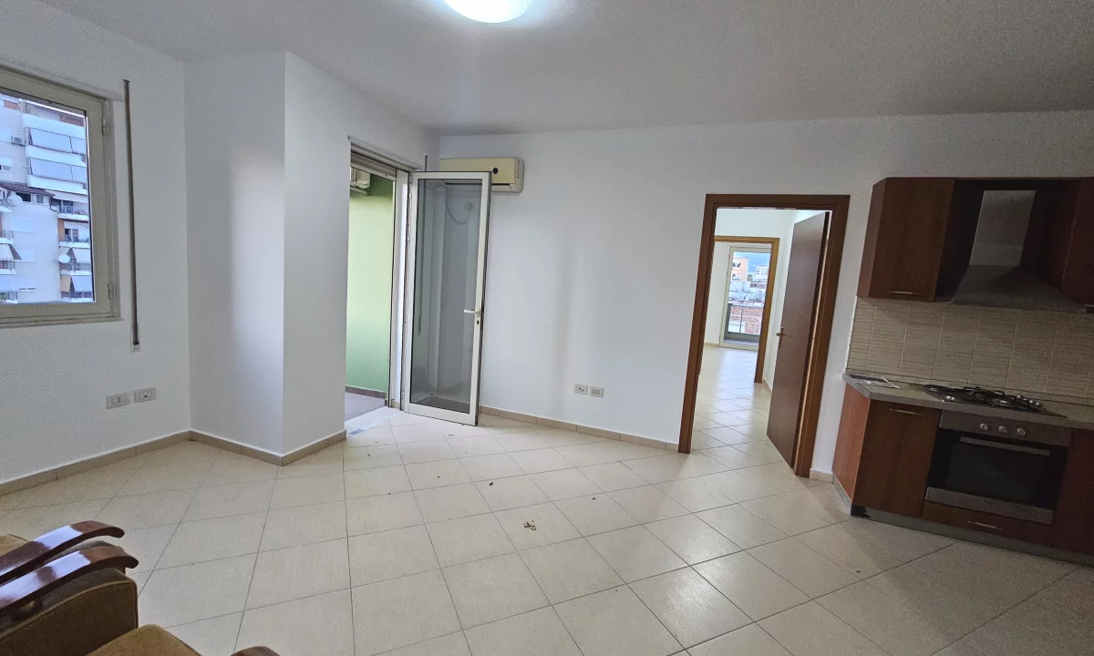 Shtepi me qera Apartament ne Tirane, 3+1, Mobilimi Bosh, pa mobiluar, Pagesa 900  Euro.