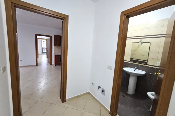 Shtepi me qera Apartament ne Tirane, 3+1, Mobilimi Bosh, pa mobiluar, Pagesa 900  Euro.