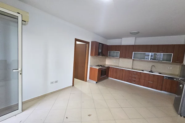 Shtepi me qera Apartament ne Tirane, 3+1, Mobilimi Bosh, pa mobiluar, Pagesa 900  Euro.