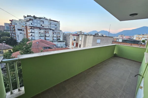 Shtepi me qera Apartament ne Tirane, 3+1, Mobilimi Bosh, pa mobiluar, Pagesa 900  Euro.