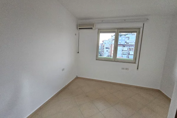 Shtepi me qera Apartament ne Tirane, 3+1, Mobilimi Bosh, pa mobiluar, Pagesa 900  Euro.