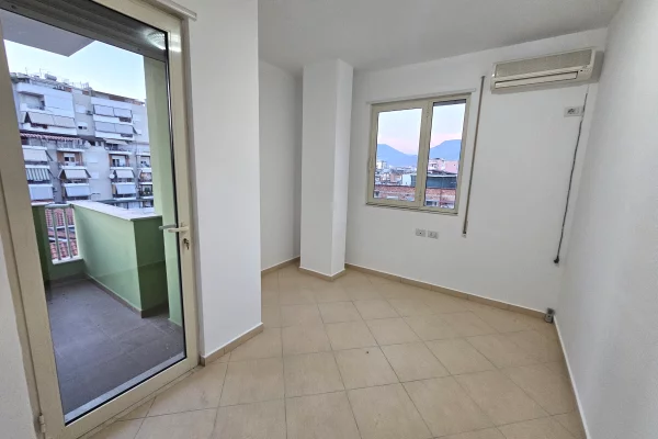 Shtepi me qera Apartament ne Tirane, 3+1, Mobilimi Bosh, pa mobiluar, Pagesa 900  Euro.