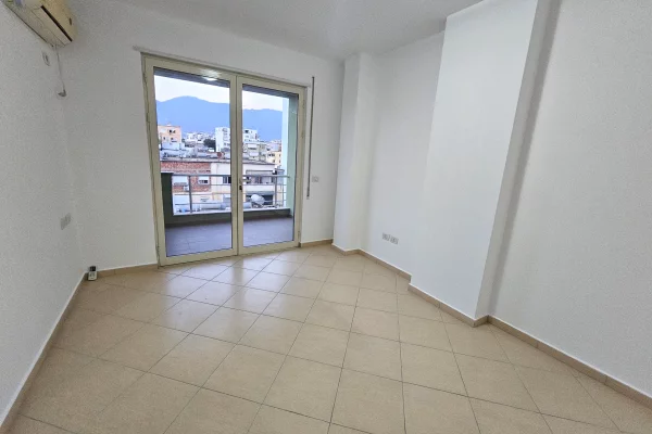 Shtepi me qera Apartament ne Tirane, 3+1, Mobilimi Bosh, pa mobiluar, Pagesa 900  Euro.